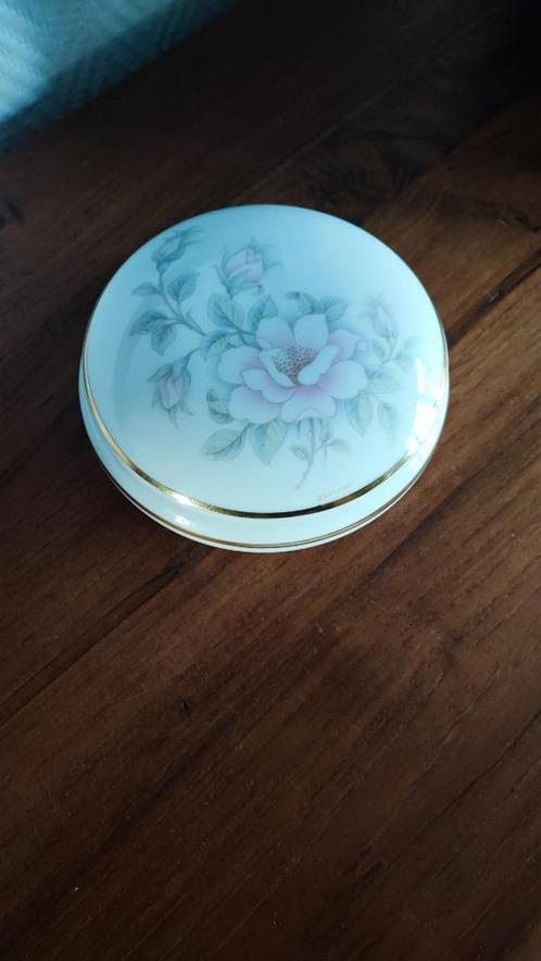Limoges France juwelenpotje of bonbonnière met bloemen, Antiek en Kunst, Antiek | Porselein, Ophalen of Verzenden