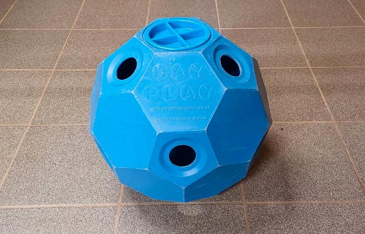 Hay Play blauwe slowfeeder hooibal, Dieren en Toebehoren, Paarden en Pony's | Verzorgingsproducten, Ophalen of Verzenden