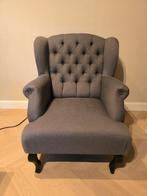 Gecapitonneerde oorfauteuil, grijs, met dubbele bies., Huis en Inrichting, Ophalen, Zo goed als nieuw, Stof