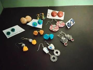 Lot juweeltjes, lot oorbellen, ringen, sieraden  beschikbaar voor biedingen