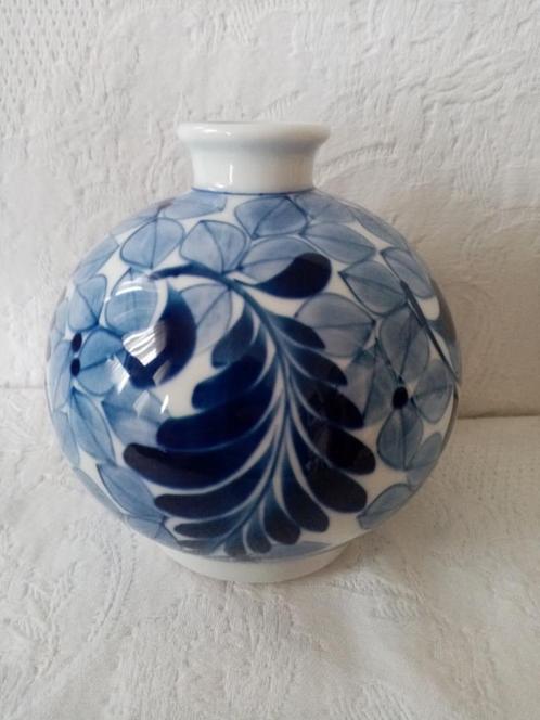 Vase  japonais sous couverte bleu porcelaine d'Arita 12.50cm, Antiquités & Art, Antiquités | Porcelaine, Enlèvement ou Envoi