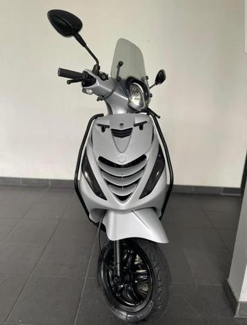 Trottinette Piaggio Zip 4T gris anthracite LED 45 km/h (Clas, Autres modèles, Comme neuf, Classe B (45 km/h), Enlèvement