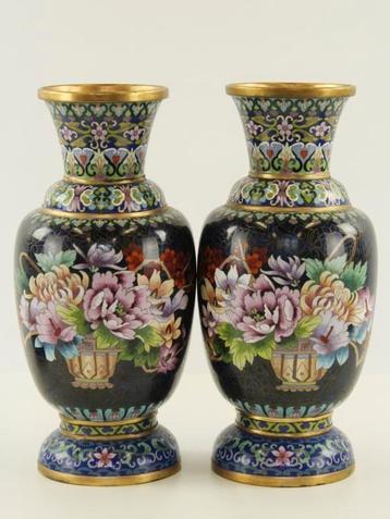 Paar cloisonnévazen beschikbaar voor biedingen