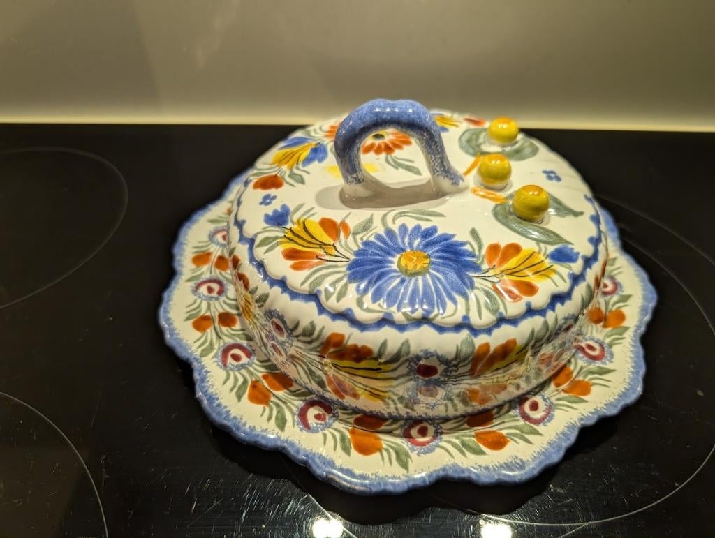 Henriot Quimper faience kaasstolp decor Fleuri, Antiquités & Art, Antiquités | Plateaux, Enlèvement ou Envoi