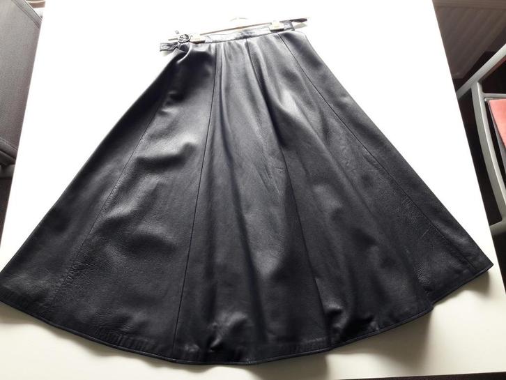 Lange wikkelrok in zeer soepel leer, Hobby & Loisirs créatifs, Tissus & Chiffons, Comme neuf, Cuir ou Similicuir, 30 à 120 cm