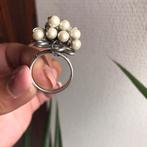 Zilverkleurige ring met witte parels, Handtassen en Accessoires, Ringen, Ophalen of Verzenden