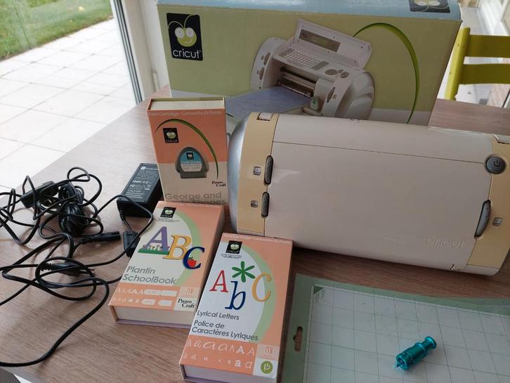 CRICUT personal Electric cutter, Hobby en Vrije tijd, Scrapbooking, Ophalen of Verzenden