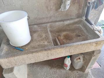 MOET NU WEG ! Oud Stenen Gootsteen Uitgietbak Pompbak beschikbaar voor biedingen