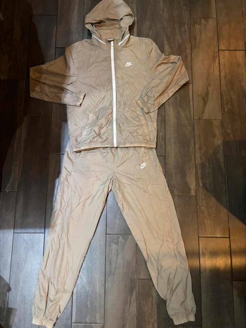 Trainingspak NIKE in goede staat - MAAT S, Kleding | Heren, Sportkleding, Zo goed als nieuw, Maat 46 (S) of kleiner, Beige, Ophalen of Verzenden