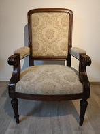 Sierlijk gevormde antieke fauteuil., Ophalen