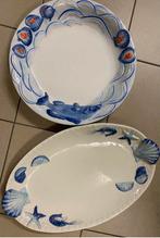 Lot de 2 magnifiques plats motifs poissons et fruits de mer, Maison & Meubles, Comme neuf, Autres types, Autres styles, Porcelaine