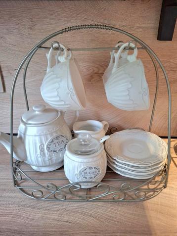 Volledige set van 4 vintage kopjes,theepot,suiker.....
Besta beschikbaar voor biedingen