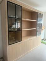Vitrinekast met glazen deuren – eik look, Huis en Inrichting, Ophalen, Zo goed als nieuw