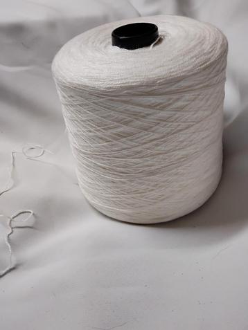 Grote bobijn witte katoen  beschikbaar voor biedingen