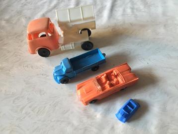 Oude autootjes plastiek 1970 beschikbaar voor biedingen