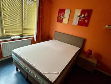 Slaapkamer voor volwassenen beschikbaar voor biedingen