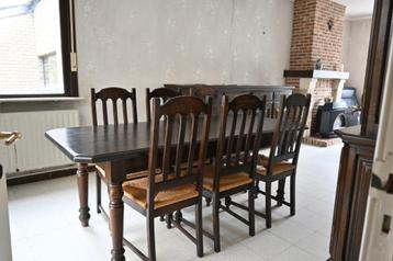 Volhouten tafel met stoelen beschikbaar voor biedingen