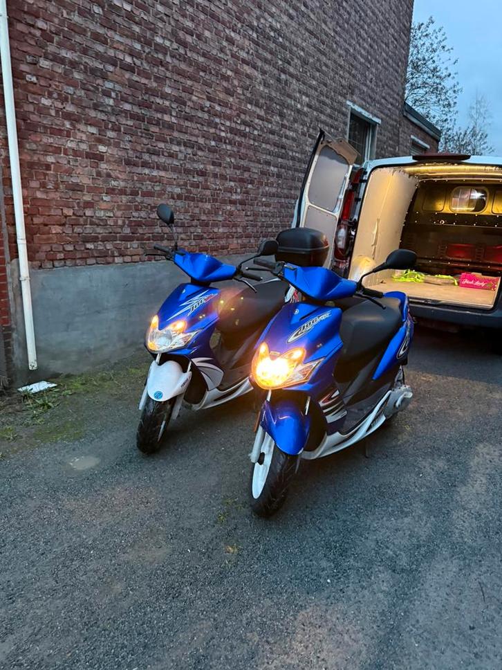 2x Yamaha Jog R 50cc 2T A-klasse’s, Fietsen en Brommers, Scooters | Yamaha, Zo goed als nieuw, Elektrisch, Ophalen