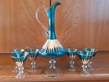 Antieke turquoise karaf en zes glazen met gouden vlammen 