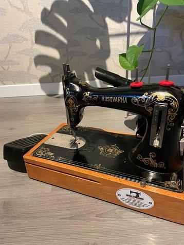 Vintage Husqvarna Naaimachine – Decoratief & Werkend beschikbaar voor biedingen