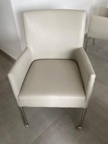  witte stoelen voor bij een eettafel beschikbaar voor biedingen