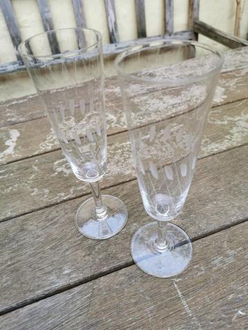 2 Vintage champagne flûtes of cava glazen ingeslepen motief. beschikbaar voor biedingen