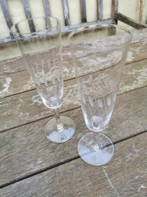 2 Vintage champagne flûtes of cava glazen ingeslepen motief., Antiek en Kunst, Antiek | Glaswerk en Kristal, Ophalen of Verzenden