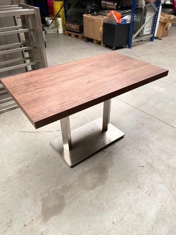 Tables rectangulaires en bois avec pied en métal beschikbaar voor biedingen
