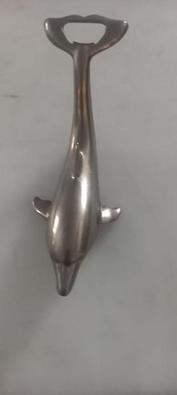 Metalen flesopener in de vorm van een dolfijn beschikbaar voor biedingen
