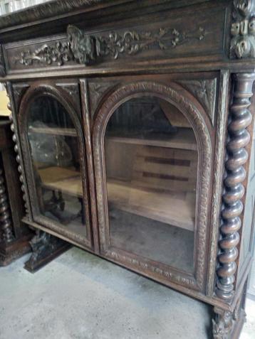 Jachtkast en 6 stoelen beschikbaar voor biedingen