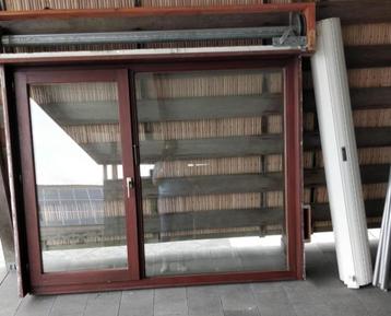 Houten raam met thermopan glas / rolluik beschikbaar voor biedingen