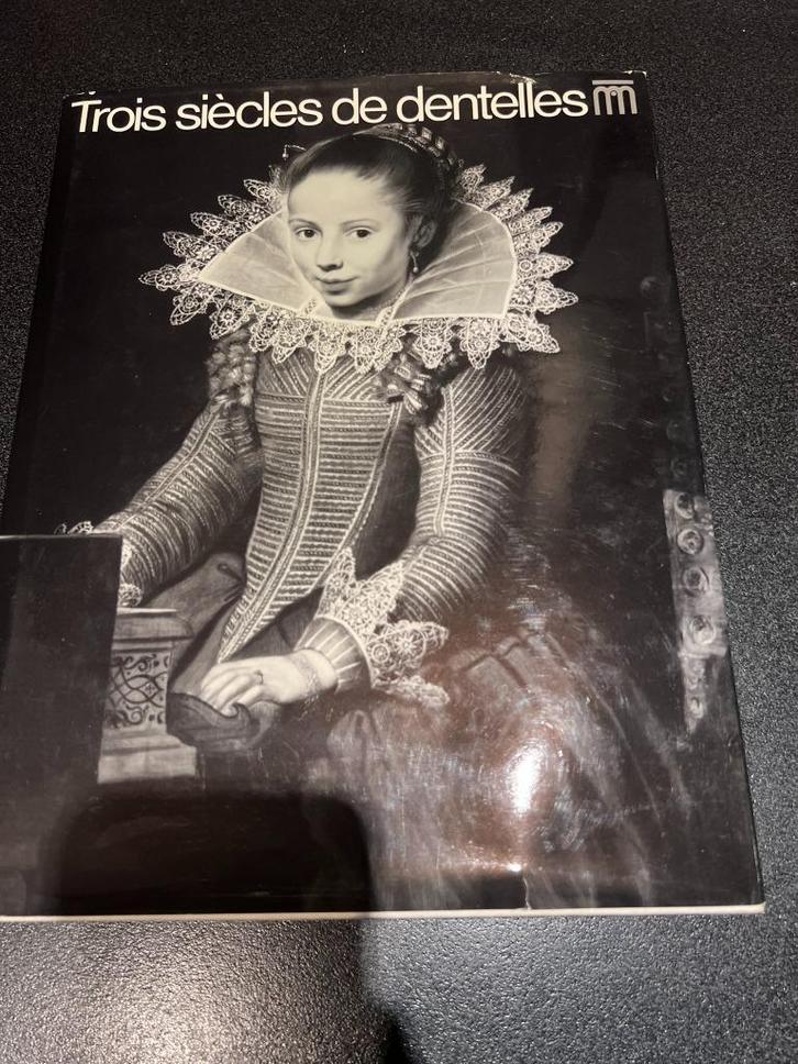 Trois siècles de dentelles -, Boeken, Kunst en Cultuur | Architectuur, Zo goed als nieuw, Overige onderwerpen, Ophalen of Verzenden
