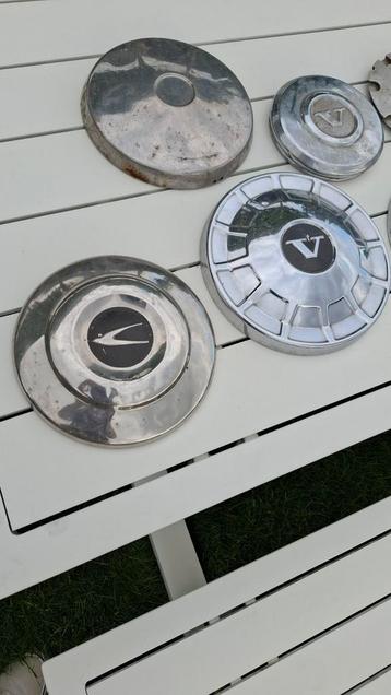 Set van verschillende wieldoppen: Volvo, Peugeot, Lada,... beschikbaar voor biedingen
