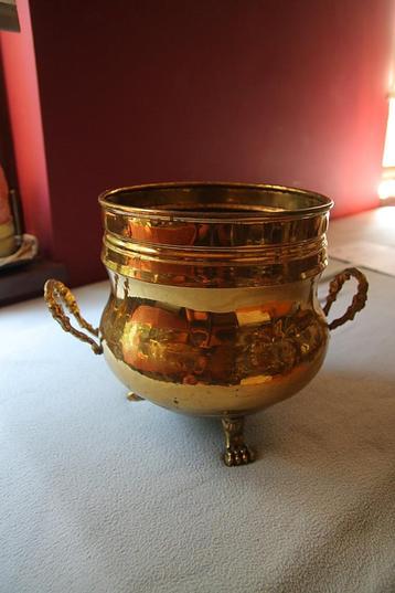 Oude Franse koperen cache-pot beschikbaar voor biedingen