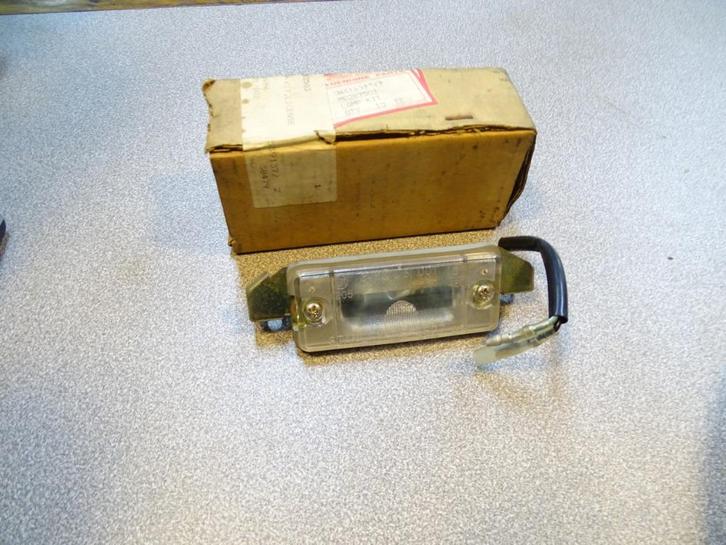 nummerplaatverlichting nieuw origineel Mitsubishi Cordia, Auto-onderdelen, Verlichting, Oldtimer onderdelen, Mitsubishi, Ophalen of Verzenden