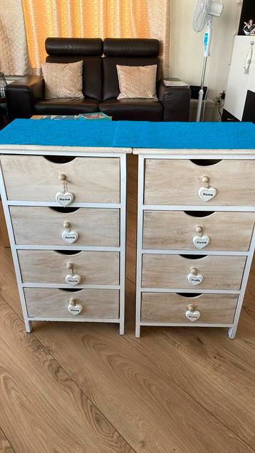 2 petits meubles en hêtre beschikbaar voor biedingen
