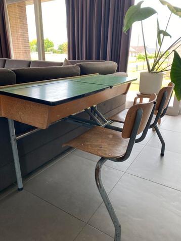 Vintage schoolbank beschikbaar voor biedingen