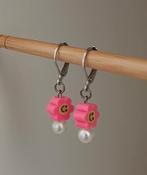 Zilverkleurige oorbellen met roze bloem, Nieuw!, Overige materialen, Hangers, Nieuw, Ophalen of Verzenden