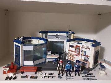 Grand poste de police Playmobil disponible aux enchères