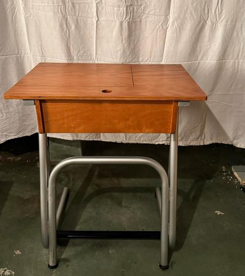 Stevige vintage schoolbank – metalen onderstel & houten blad, Huis en Inrichting, Bureaus, Bureau, Ophalen