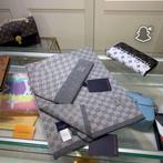 Louis vuitton /. Dior Sjaals mitsen en meer, Kleding | Heren, Mutsen, Sjaals en Handschoenen, Ophalen of Verzenden