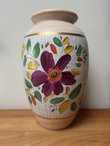 Fleurige, kleurrijke vaas van H. Bequet beschikbaar voor biedingen