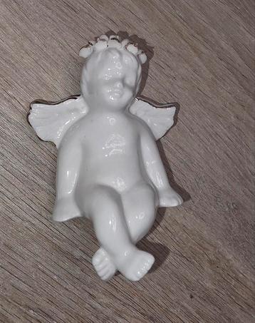 Dit beeldje stelt een cherubijn voor, gemaakt van wit porsel beschikbaar voor biedingen