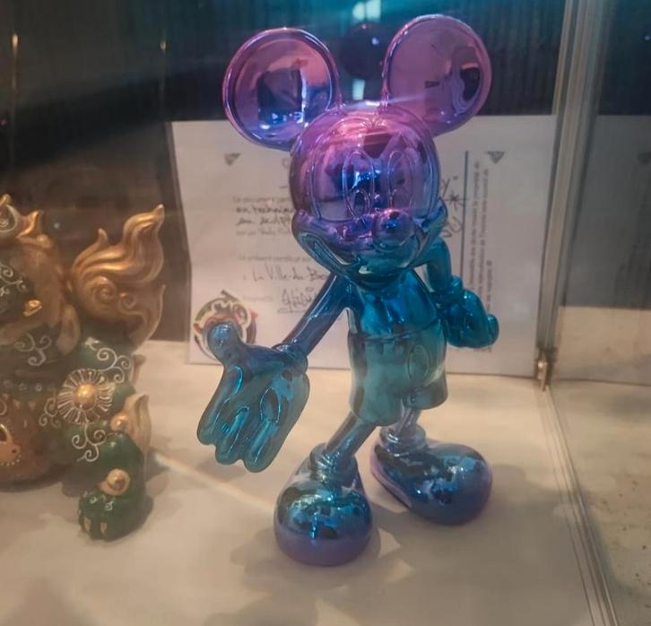 sculptuur van de beroemde Mickey Mouse in multicolore versie, Antiek en Kunst, Kunst | Designobjecten, Ophalen of Verzenden