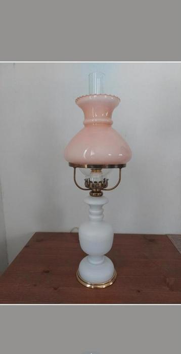 Lampe vintage déco cottage anglais opaline laiton disponible aux enchères