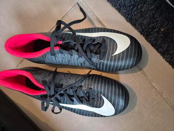 Voetbal schoenen maat 41 bijna nooit gebruikt  beschikbaar voor biedingen
