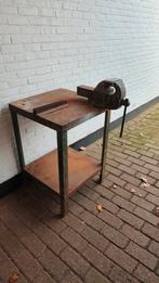 Metalen werkbank met bankvijs, Ophalen
