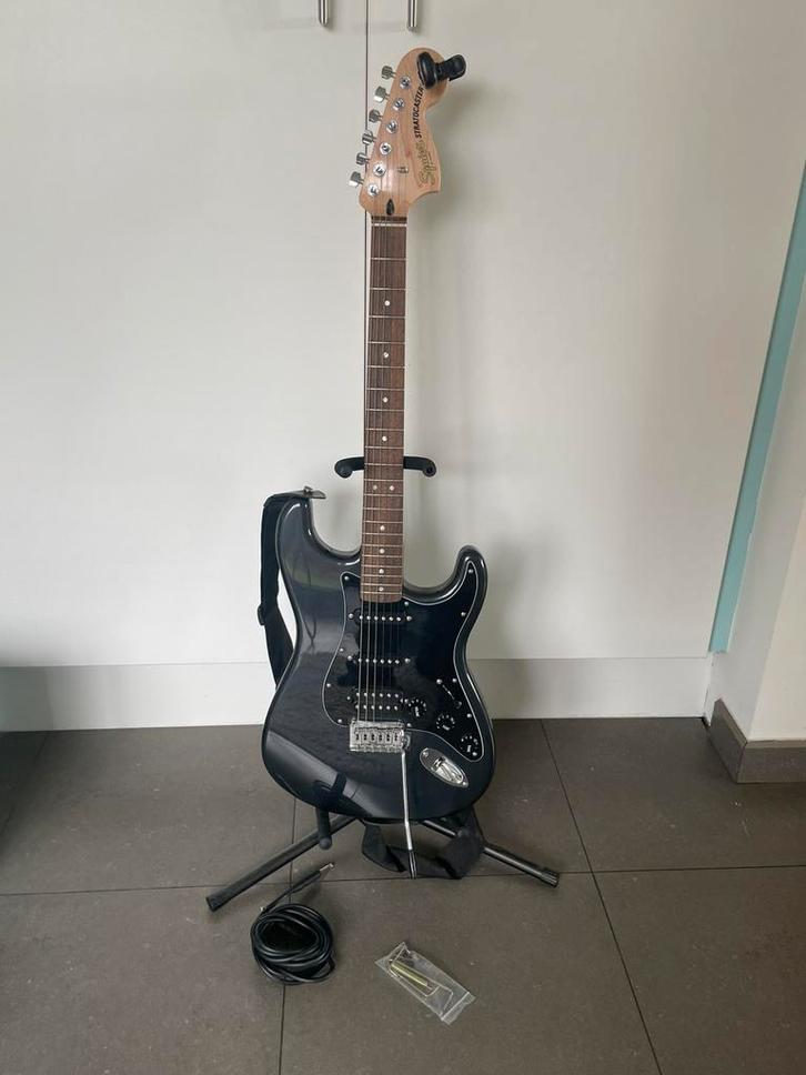 Gitaar squier+Fender vesterker+Staander voor gitaar, Muziek en Instrumenten, Snaarinstrumenten | Gitaren | Elektrisch, Zo goed als nieuw