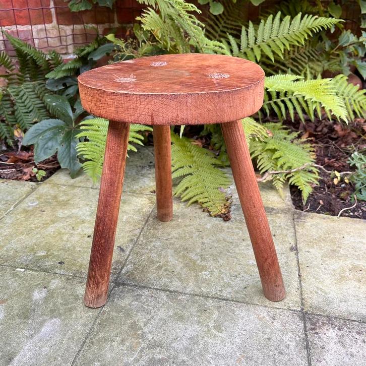 Rond rustiek / brutalistisch houten krukje tabouret 3 poten, Antiek en Kunst, Antiek | Meubels | Stoelen en Sofa's, Ophalen of Verzenden