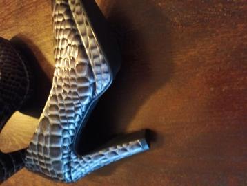 2 paar volledig nieuwe schoenen   l beschikbaar voor biedingen